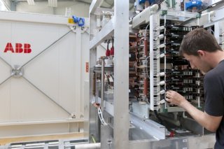La nouvelle installation ouvrira ses portes au quatrième trimestre 2025 et accueillera 100 nouveaux emplois dans la production et l'ingénierie. KEYSTONE/ALESSANDRO DELLA BELLA